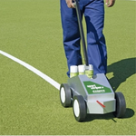 Carica immagine nella visualizzazione Galleria, Carrello manuale per marcatura campi sportivi con vernice bianca, perfetto per tracciare linee precise su prato sintetico.