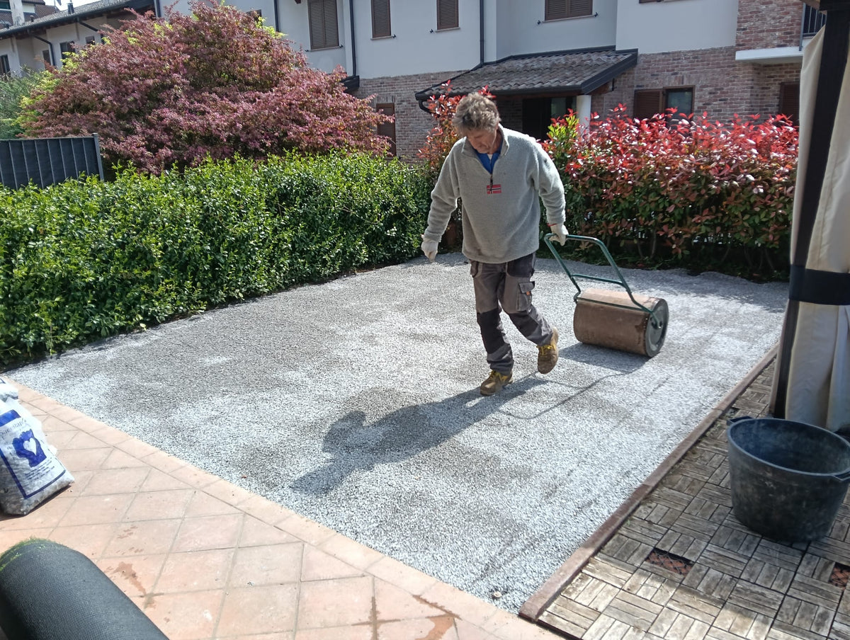 Cantiere prato sintetico posato in giardino