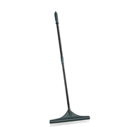 Scopa manuale con pettine di plastica nera per la manutenzione efficace e delicata del prato sintetico.