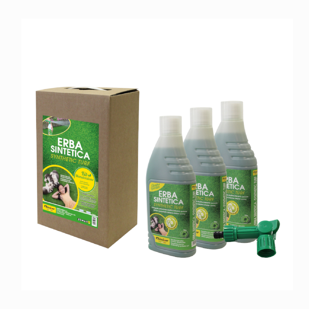 "Kit completo per la cura del prato sintetico, con confezione ecologica e tre bottiglie di detergente specifico per la pulizia e il mantenimento dell'erba artificiale.