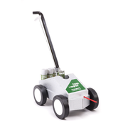 Strumento di tracciatura per campi da calcio e sportivi, carrello con dispenser di vernice per linee nette e dritte su erba artificiale.