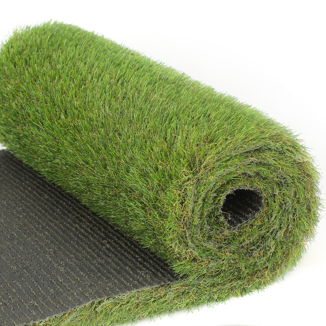 Tappeto erboso sintetico 'Lush' da 50 mm, resistente a pioggia e sole, per un verde duraturo.